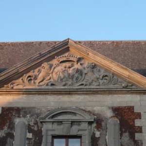 Le tympan triangulaire ornant le centre de l'edifice