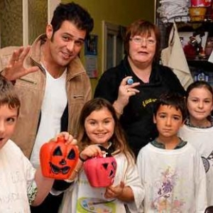 "Elvis", Patricia Lemaire, et les enfants: Jefferson, Maeva, Leon, Louise (atelier de bricolage: Il etait une fois...)