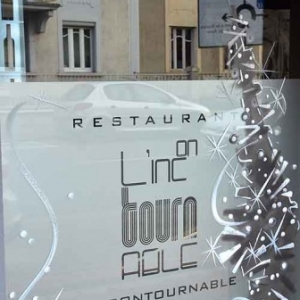 peinture de NOEL en noir et blanc pour restaurant gastronomique chic