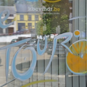 Le Tour De France en peinture sur vitrine 