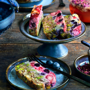 CAKE DE PETIT DÉJEUNER AUX FRUITS, AUX NOIX ET AU MASCARPONE