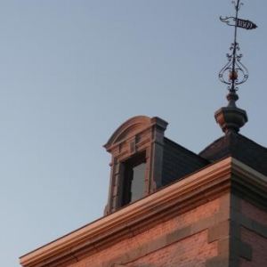 Une courte aile en retour surmontee d'une girouette datant de 1869 Une courte aile en retour surmontee d'une girouette datant de 1869