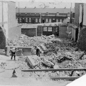 1940 : écrasé sous les bombes allemandes,  à Wervick. Gravement blessé et mère tuée. Père refoulé à Montpellier avec l'armée belge.