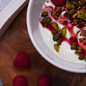 BOL DE YOGOURT GRANOLA AU DRESSING DE FRAMBOISES