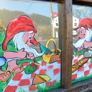 Achouffe peinture sur vitrine printemps