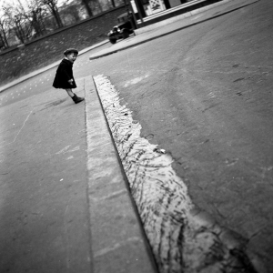 Caniveau en crue, Paris, 1934 © Atelier Robert Doisneau