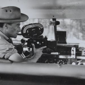Marcel Thonnon en Afrique en 1953 filme avec une caméra 35 mm Arriflex
