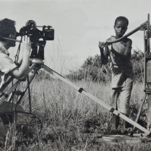 Marcel Thonnon filme une jolie Rwandaise. Rwanda 1958 Marcel Thonnon cinéaste pour InforCongo Marcel Thonnon filme une jolie Rwandaise. Rwanda 1958 Marcel Thonnon cinéaste pour InforCongo
