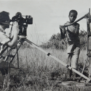 Marcel Thonnon filme une jolie Rwandaise. Rwanda 1958 Marcel Thonnon cinéaste pour InforCongo