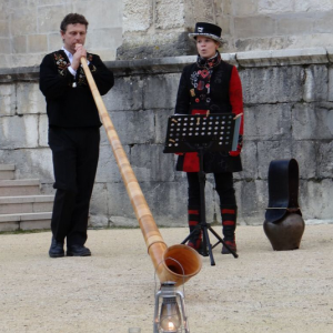 Duo Rachel et Mario né avec du chant et du cor des Alpes.
