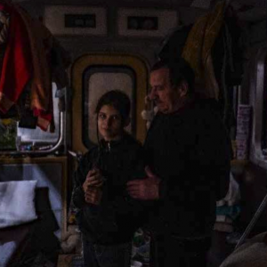 Virginie Nguyen Hoang. Ukraine, Kharkiv, 13/04/2022 : Diana et Dmytro, dans la partie d’un wagon du métro de Kharkiv qui leur sert de chambre. © Virginie Nguyen Hoang / Collectif HUMA