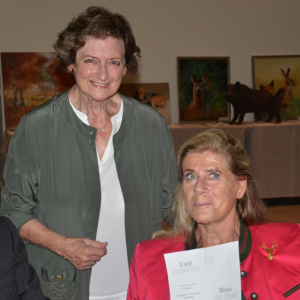 Marie-Elise explique à la princesse Léa de Belgique son travail