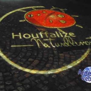 Le logo du SI de Houffalize. Place Janvier 45. Devant le SI. Coccinelle.
