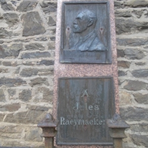 La partie "bronze" du monument (cenotaphe?) de Jules Raeymaekers