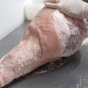 Jambon Patrick Duler. Un dosage de sel au gramme près, cuisse par cuisse