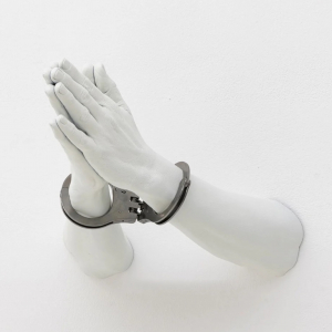 GEERS Kendell (SA), Playpreypayprey, 2011 5/5, Bronze et menottes de police, 16x43x43 cm, prêt de la galerie ADN. © ADN Galerie