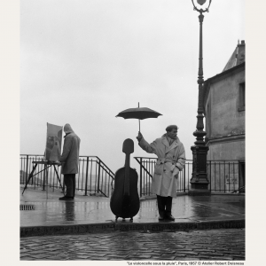 "Le violoncelle sous la pluie", Paris, 1957 © Atelier Robert Doisneau