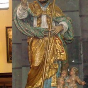 une statue de Saint-Nicolas dans l eglise