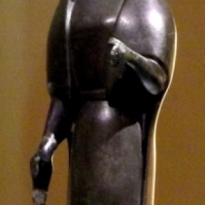 La statuette represente une femme, une main en avant qui tenait peut-etre un objet maintenant perdu