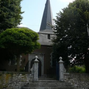 L'eglise ceinturee par un mur de moellons calcaires ouvert par une grille de fer forge datant de 1774. 