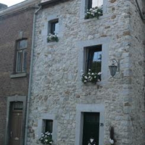 Charmante batisse fleurie et son reverbere