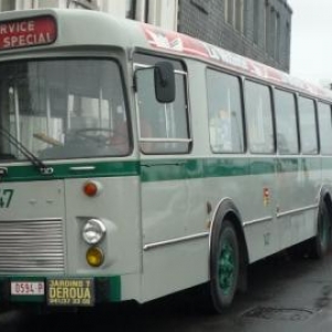 Des bus de collection amenaient les voyageurs a la gare de Vise