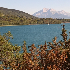 Le magnifique lac de Laffrey sur fond montagneux alpin