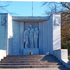 18 ) Le monument « Aux Victimes du Devoir 1914-1918 ».  ( Photo F. Detry ) 