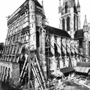 Dans la deuxième moitié du XIXe siècle, un échafaudage est monté pour restaurer la façade de l’église Notre-Dame