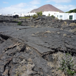 "Taho de Tahiche" : la maison de l'artiste, construite sur un fleuve de lave fige datant des eruptions des annees 1730 au-dessus de cinq grandes bulles de lave.)