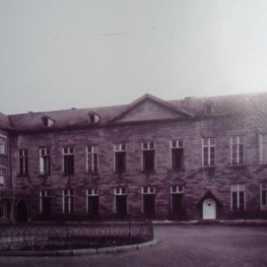 Ancienne aile en retour du Waux - Hall avec inscription " Orphelinat des garçons"