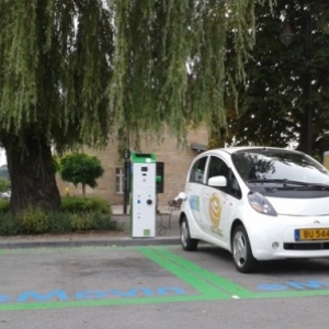 Voiture electrique en train de charger sa batterie sur une borne developpee et installee par Estonteco au nord du Luxembourg