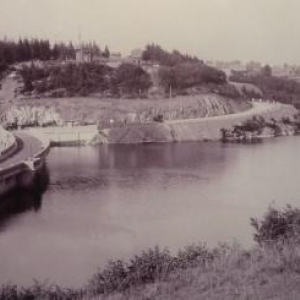 Ca y est, le lac est plein. Les eaux sont arrivees au panneau 496 accroche au mur protegeant le mecanisme de la vanne de prise d’ eau situee a la cote 466, 30 m plus bas