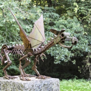 3. Sculpture en forme de dragon qui orne le sentier de l'étrange © Maison du Pays des Collines