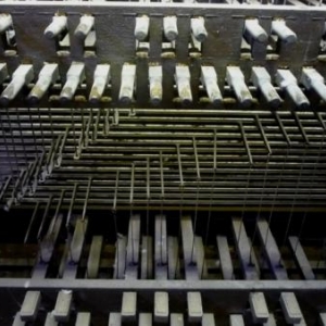 Le clavier du carillon manuel, ses pedales et ses manettes
