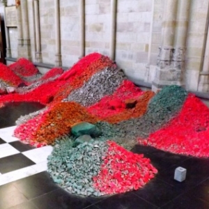 Dans la cathedrale St Martin, un ces elements de l'exposition "Tempus horribilis"