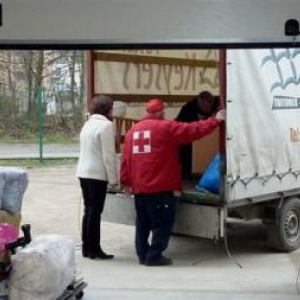 Dechargement des dons ( Photo J. Blavier )