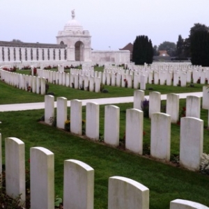 Vue d'ensemble de ce cimetiere qui est, avec pres de 12 000 tombes, le plus grand  gere par la Commission des Tombes de Guerre du Commonwealth dans le monde