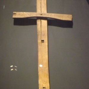 Une croix sommaire faite d'elements de chaise