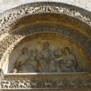 Tympan de l'eglise St Pierre, la Cathedrale