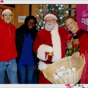 Visite du Pere Noel entoure deIsabelle Fortamps et Michel Piette )