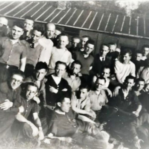Mise en scène par les nazis, une photo des détenus du camp des Mazures…  © httpsbel-memorial.orgbooksLivret_recits_des_deportes_des_Mazures.pdf