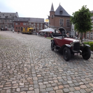 La voiture de M. Bourgeois, industriel, traversant la place de la Halle