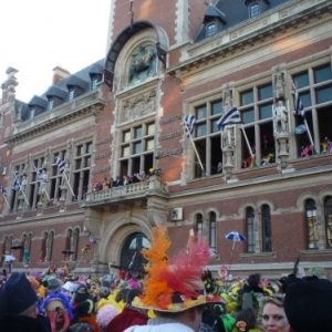 Devant l'hotel de ville dans l'attente du lancer de harengs