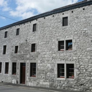 Facade massive en bordure de rue