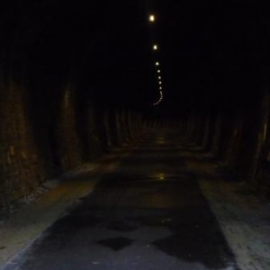 Dans le tunnel de la Haute Levee avec eclairage