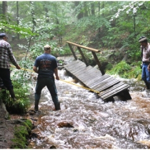 Une autre passerelle effondree