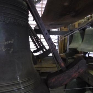 Des cloches du carillon frappees par un marteau