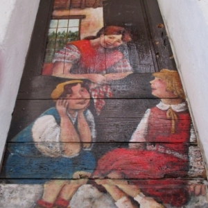 Portes peintes ( photo F. Detry )