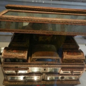 Coffret de toilette en carton, bois, bergamote et verre du XVIIIe siecle, Venise. Musee de la Parfumerie de Grasse.